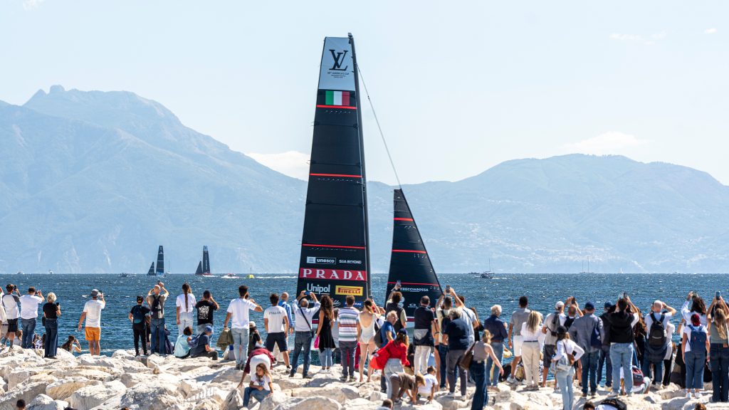 Pubblico sul Lungomare di Napoli durante le regate dell'America's Cup