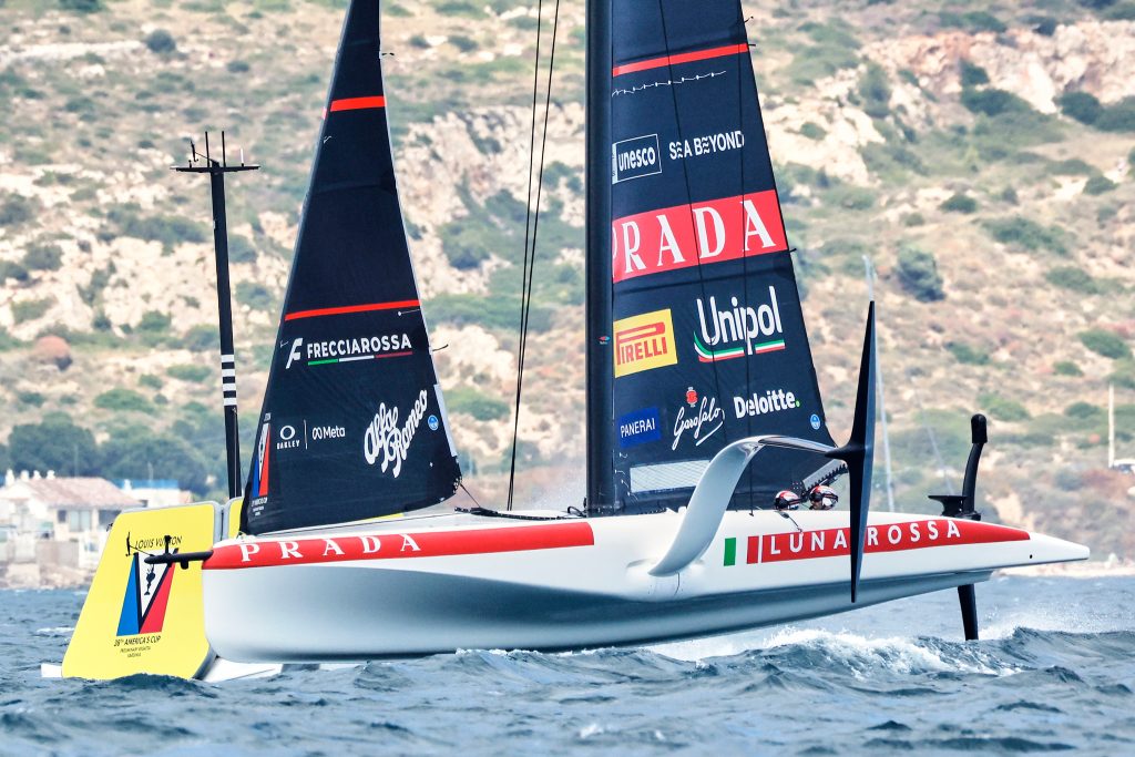 Luna Rossa AC75 in navigazione sui foil