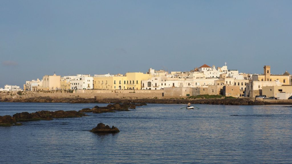 Panorama del centro storico di Gallipoli visto dal mare.